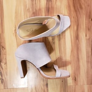 42 gold heels 9.5 size brand new in box